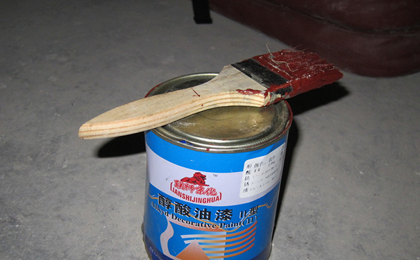 醇酸调和漆可以刷铁吗?